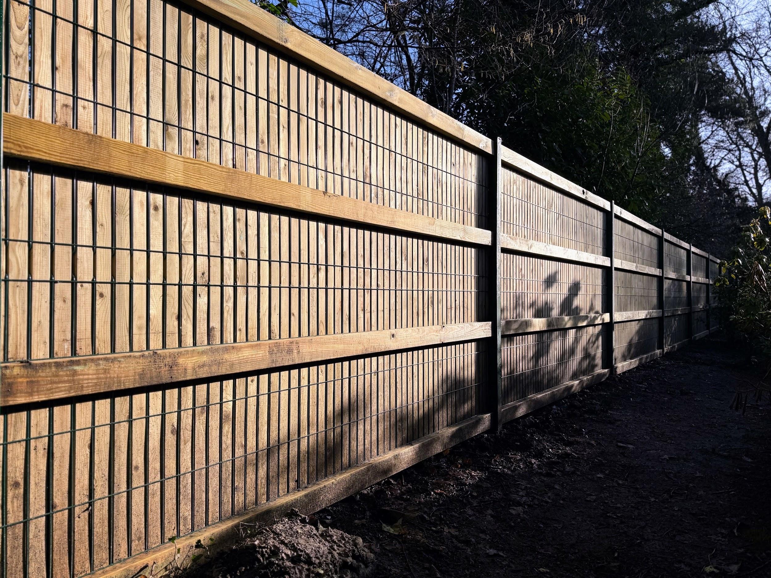 Close board fencing with trellis topper