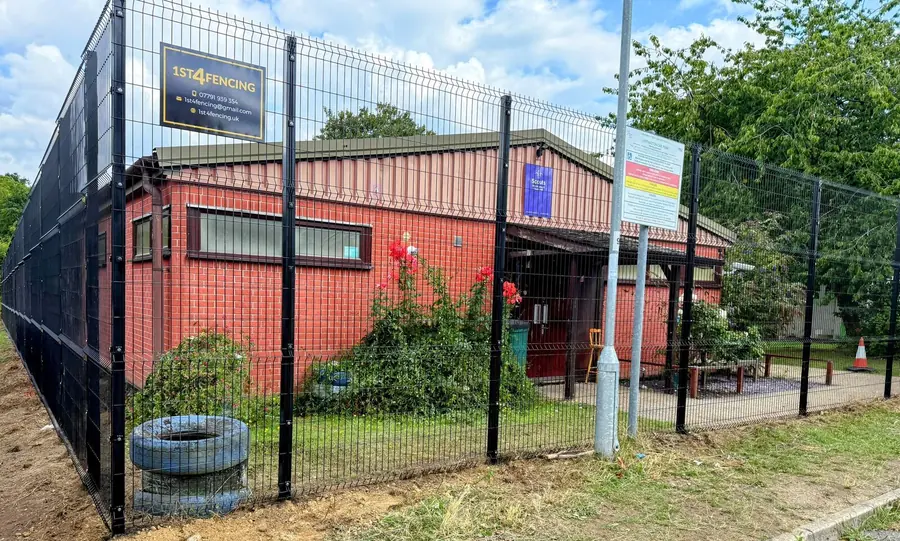 V Mesh fencing