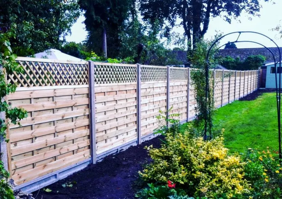 Horizontal Lattice Top fencing