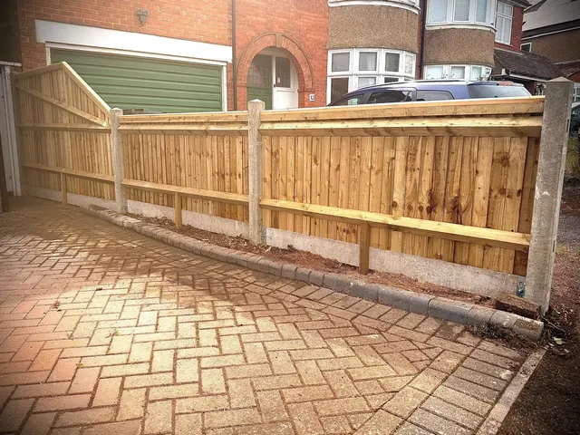 Close board boundary installation